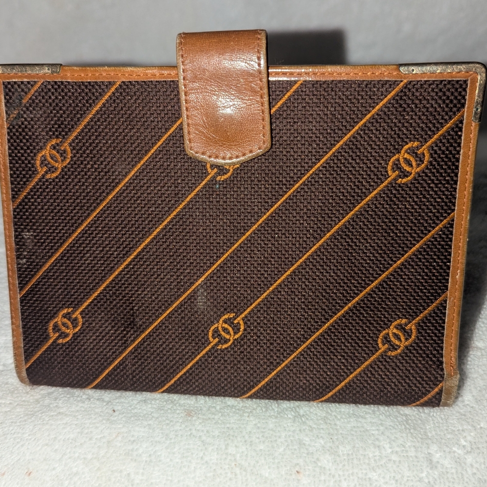 Brown Leather Designer Wallet with Vintage Pattern and Structured Design